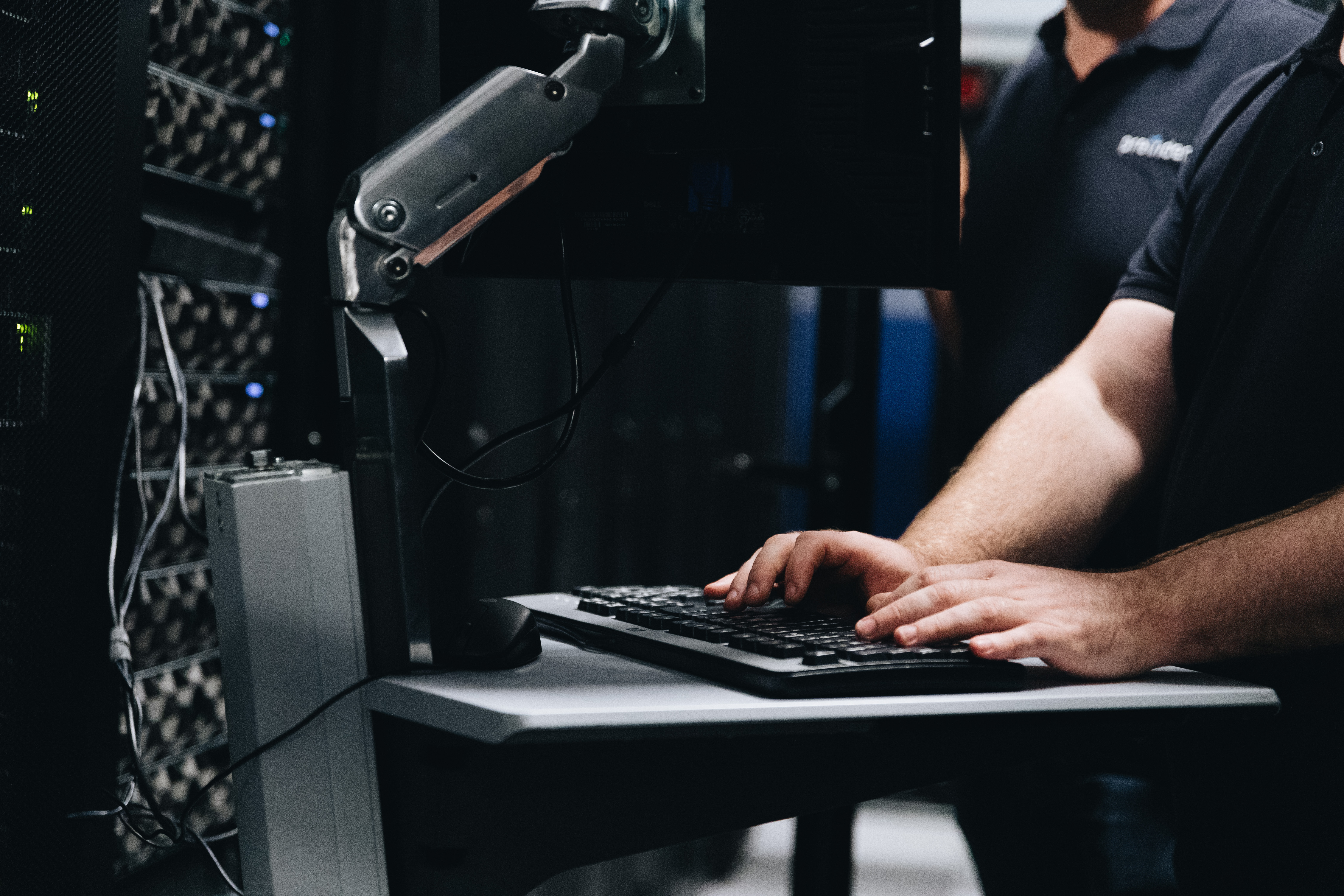 Medewerker aan het typen in datacenter